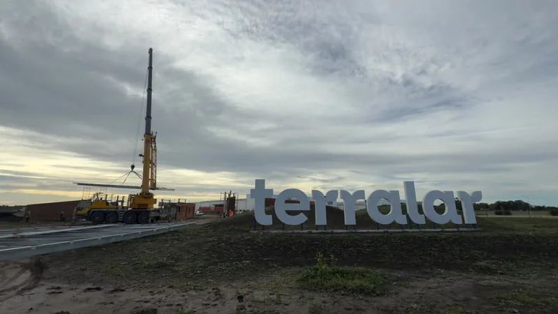 Montaje en Barrio Terralar · Grúa telescópica