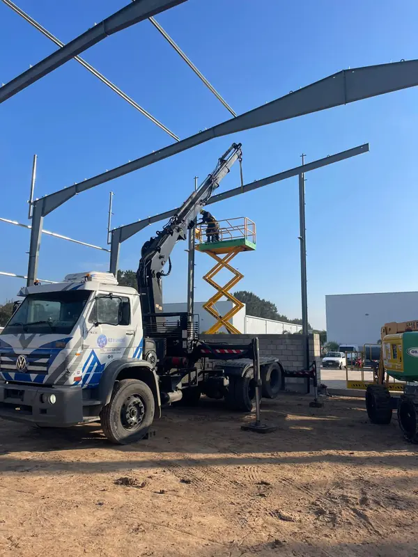 Plataforma elevada trabajando 2