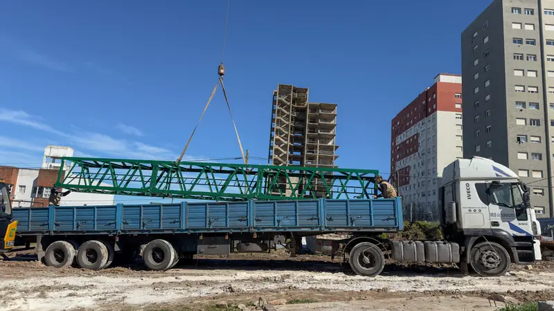 Camión en ruta con carga 6